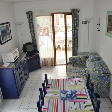 Maison Jumelee Dans Avec Piscine - 13701