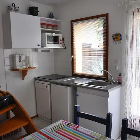 Prázdninový dům Maison Jumelee Dans Avec Piscine - 13701